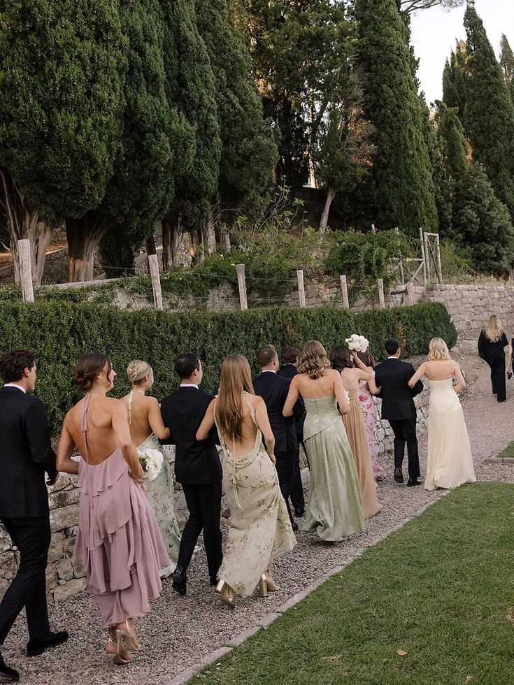 Grupo de invitadas con vestidos de fiesta en un evento al aire libre